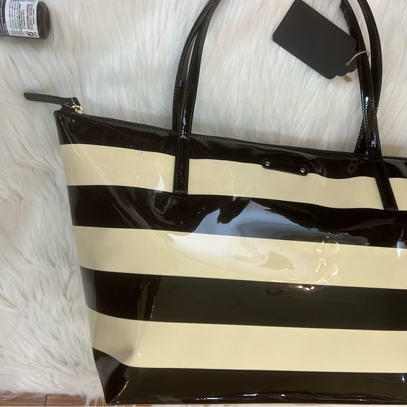 Kate Spade patent leather black cream stripe bag. Super cute w Hot Pink Lining. - Picture 3 of 10